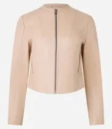 Campera básica de cuero sintético (PU) color marrón oscuro, con cuello redondo, cierre frontal y recortes decorativos. Cuenta con mangas largas y bolsillos con cierre.