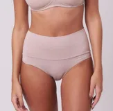 Bombacha de lycra color piel, de tiro alto.