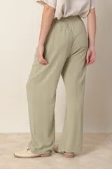 Pantalón ancho negro de lino y rayón, con cintura elastizada ajustable con cordón y bolsillos laterales.