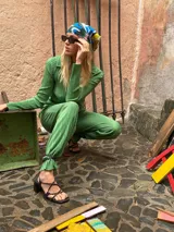 Sandalias negras de tiras finas con taco cuadrado.