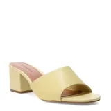 Sandalias de cuero color amarillo claro, con taco ancho y diseño destalonado de una sola tira ancha en el empeine.