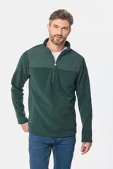 Buzo de micro polar con interior térmico, cuello alto y cierre frontal parcial. Presenta paneles de taslón al tono en el frente y cuello, con bolsillos laterales con cierre y detalle de logo en la manga.