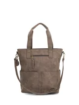 Cartera tipo tote de Hush Puppies modelo Denver, color marrón, confeccionada en cuero sintético efecto gastado. Cuenta con doble asa de hombro, correa bandolera extraíble y ajustable, bolsillos frontales externos y cierre superior.