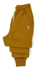Pantalón de jogging color terracota con puños ajustados, cordón ajustable en la cintura y logo bordado en el muslo.