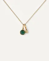 Collar dorado con cadena fina y dos dijes colgantes: uno con pavé de circonitas y otro con aventurina verde en forma de gota.