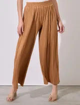 Pantalón fluido color marrón, marca Cupio, con pretina elastizada en punto smock y largo de pierna plisado.