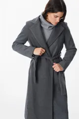 Tapado de paño en color gris oscuro, con solapas clásicas, corte recto y bolsillos laterales integrados.