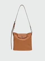 Cartera de hombro Longchamp modelo Le Pliage Xtra M, color suela, de diseño estructurado con solapa superior y correa ajustable.