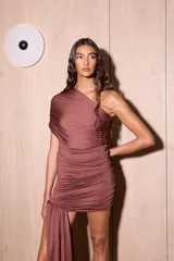 Vestido corto azul marino de terciopelo, con diseño asimétrico de un solo hombro, frunces en todo el cuerpo y detalle lateral largo colgante.