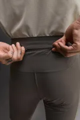 Mallas cortas de running confeccionadas en tejido técnico elástico, con cintura elástica ajustable mediante cordón interior y bajo con aplicación de silicona antideslizante. Presenta detalle de logo estampado en la pernera.