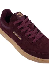 Championes urbanos Umbro modelo Rian II, color negro con suela blanca y base de goma color caramelo. Confeccionados en gamuza, presentan el logo de la marca en el lateral y en la lengüeta.