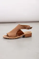 Sandalias de cuero color bordó, con capellada ancha, tira de talón regulable con hebilla metálica y suela track con taco bajo de madera.