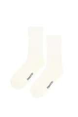 Medias de caña alta en color blanco, confeccionadas en tejido acanalado con el nombre de la marca Pimentón estampado en la zona del pie.