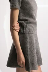 Jersey de punto de lana con cuello redondo, manga corta y terminaciones en rib.