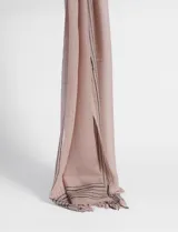 Pashmina rectangular color rosa viejo con detalles de líneas negras en los extremos.