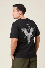 Remera marrón de corte holgado con estampado de un ave y texto en la espalda.