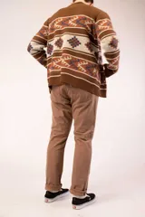 Cardigan marrón con cuello en V, cierre con botones, mangas largas y diseño geométrico en blanco, azul y naranja.