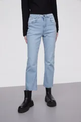 Pantalon jean de corte flare, tiro medio, con ruedo desflecado y cierre frontal con botón y cremallera.