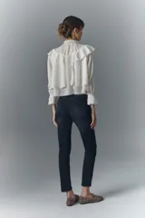 Jean de calce slim tiro medio-alto, con pierna semi recta, en denim negro con elastano y lavado suavizado. Con cierre y botón. Forrería estampada con logo de la marca.