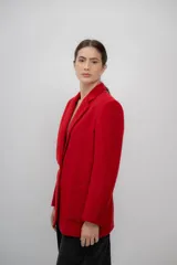 Blazer rojo de paño de baby alpaca, con solapas y bolsillos frontales. Hecho en Uruguay con paño de Perú.