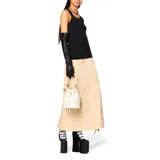 Bolso tipo saco (bucket bag) de cuero texturizado color blanco roto, con el logotipo de la marca repujado en el frente. Posee un asa superior de cuerda trenzada y cierre de cordón ajustable. Incluye una correa larga ajustable para llevar al hombro o cruzado.