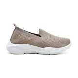 Zapato slip-on color beige con textura tejida y suela blanca.