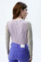 Remera de rib melange en colores combinados, con calce al cuerpo, escote a la base y aberturas en los hombros.