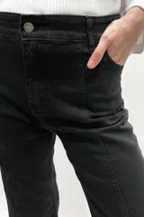 Jean negro de corte wide leg con tajo frontal y tiro medio alto.