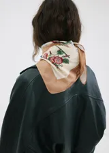 Pañuelo cuadrado de viscosa con diseño estampado de flores y bordes en tonos tostado y crudo.