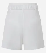 Short de vestir color blanco, de tiro alto, con cinturón elástico con hebilla dorada.