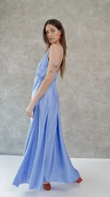 Vestido solera largo de seda color fucsia, con escote en V pronunciado en el frente y la espalda, y cintura elastizada.