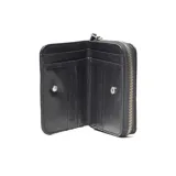Billetera mediana de cuero vacuno color negro, con cierre perimetral y aplique ovalado con el logotipo grabado en relieve en el centro.