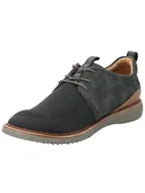 Zapato híbrido color gris con capellada de cuero y tejido. Su planta con tecnología Honey Foam entrega excelentes propiedades de liviandad, flexibilidad y amortiguación al caminar, prolongando la comodidad durante todo el día, absorbiendo el impacto de cada pisada.