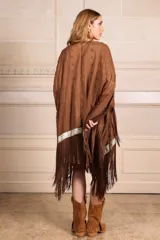 Kimono marrón con bordado de flores a tono, guarda decorativa y flecos largos.