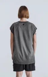 Sudadera sin mangas (tipo musculosa) color gris oscuro con efecto gastado, confeccionada en algodón premium. Presenta recortes diagonales en el delantero y hombros, y un calce oversize.