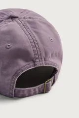 Gorra de seis paneles confeccionada en tejido de algodón con efecto suavemente lavado y visera curva, cuenta con ajuste en la parte posterior.