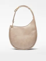 Cartera hobo color beige, de piel sintética con textura craquelada. Tiene un compartimento con cierre de clip magnético y un bolsillo interior con cierre de cremallera. El asa es tubular con pieza metálica y el logo está grabado.