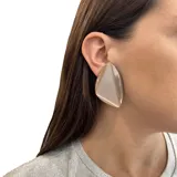 Aros colgantes triangulares color beige, de resina, con cierre de clip.