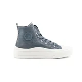 Zapatilla de caña alta color azul, con cordones y suela blanca. Presenta un parche circular con el logo de la marca en el lateral.