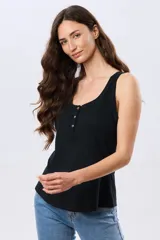 Musculosa básica de algodón color negro, con escote redondo y tapeta frontal con botones.