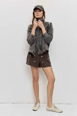 Short marrón con apliques brillantes distribuidos por toda la prenda y cintura elástica.