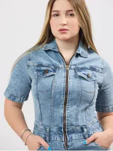 Mono corto de jean color celeste, con cierre frontal, cuello camisero y bolsillos delanteros y traseros.