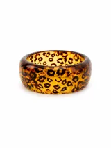 Pulsera rígida tipo brazalete de resina con estampado animal print tipo carey.