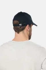 Gorro de lona color gris con visera y logo bordado en el frente.