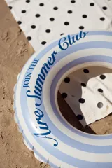 Lona playera rectangular de algodón color negro con lunares blancos.