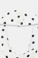 Top halter blanco con estampado de lunares negros y diseño de múltiples volantes en capas.