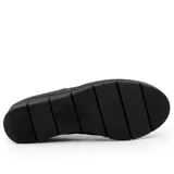 Zapato casual Usaflex Isidora de cuero negro, con elástico en el empeine y plataforma baja. Forro con tecnología Usa Care: Tejido resistente, suave y sedoso que proporciona cuidado antibacteriano.
