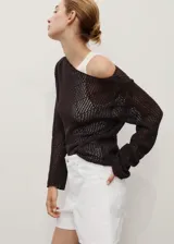 Short de jean blanco de tiro alto, con cierre de cremallera y botón, cinco bolsillos y diseño recto.