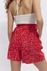 Short de poplin a rayas verticales en colores pastel, con cintura elastizada, bolsillos laterales tipo cargo y cierre frontal con botones.