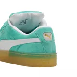 Championes Puma modelo Suede XL, color azul vibrante con detalles en blanco. Presentan un diseño clásico de gamuza con cordones anchos, suela de goma texturizada y el logo de la marca en dorado en el lateral.